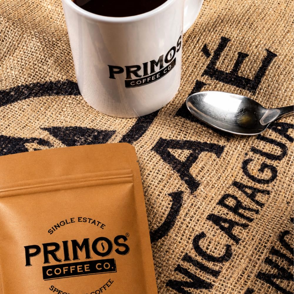 Primos Coffee Co. bolsa junto a taza para comparar tamaño y porciones por bolsa