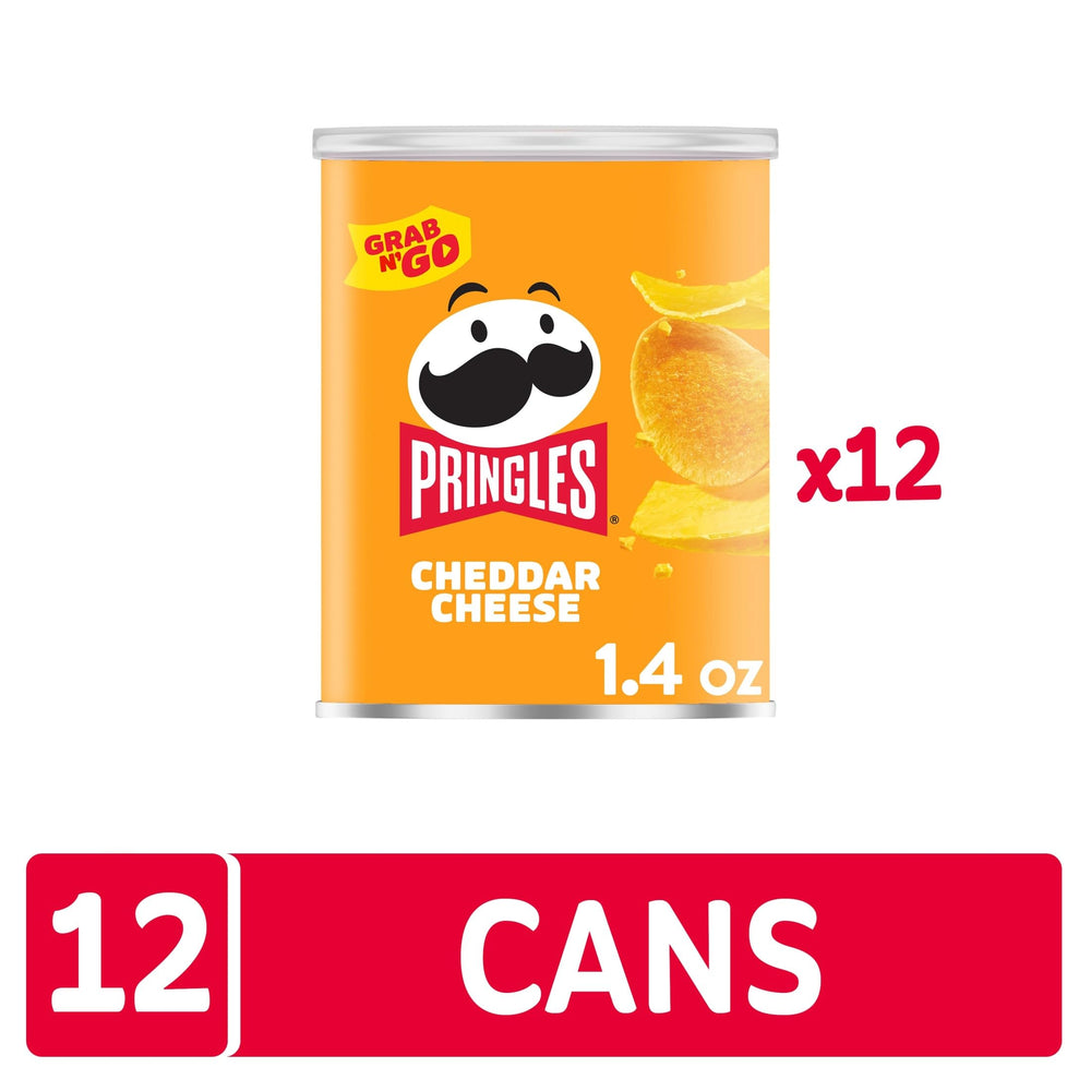 Pringles lata sobre escritorio mostrando snack en oficina