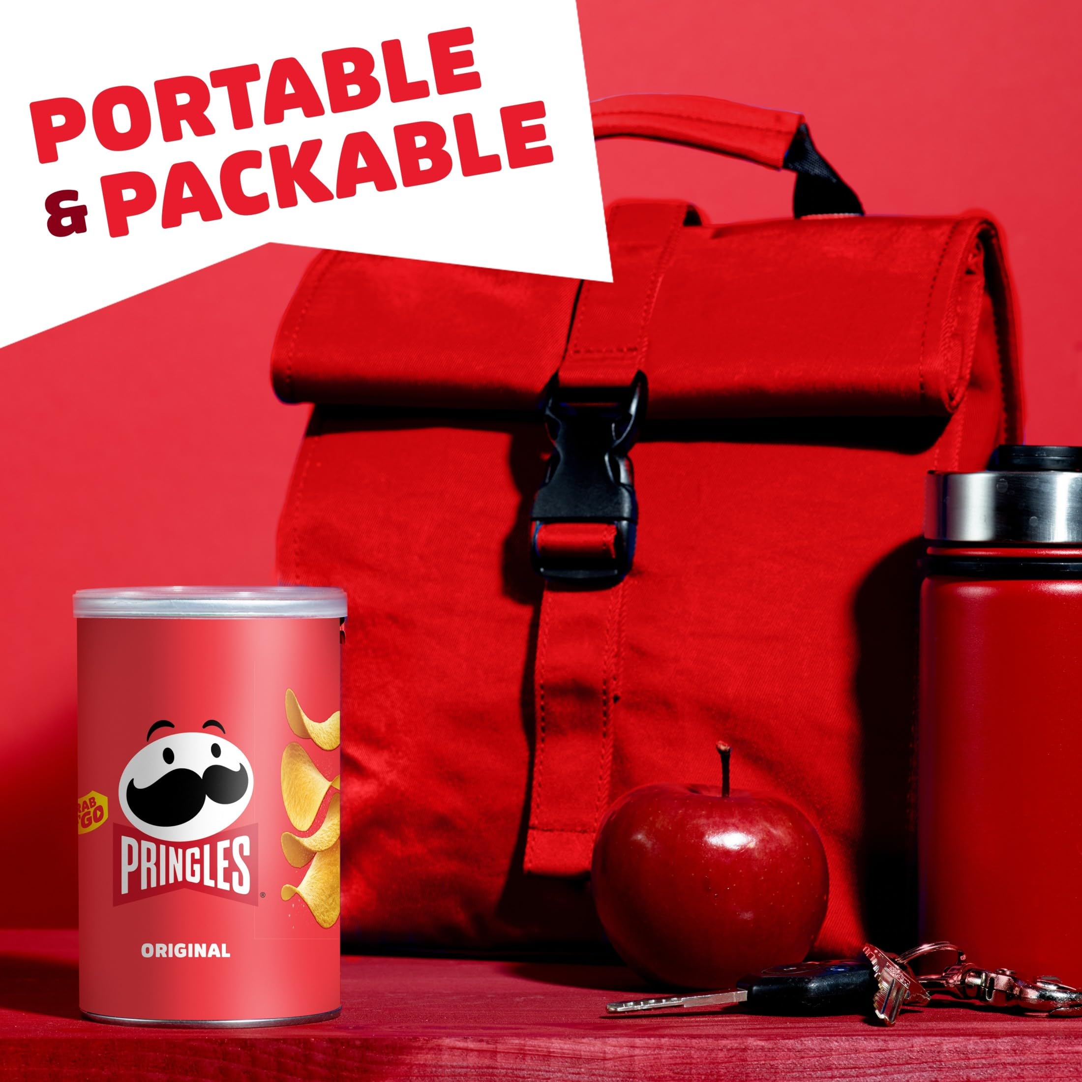 Comparación de tamaño de lata Pringles en mano, porción individual Pringles