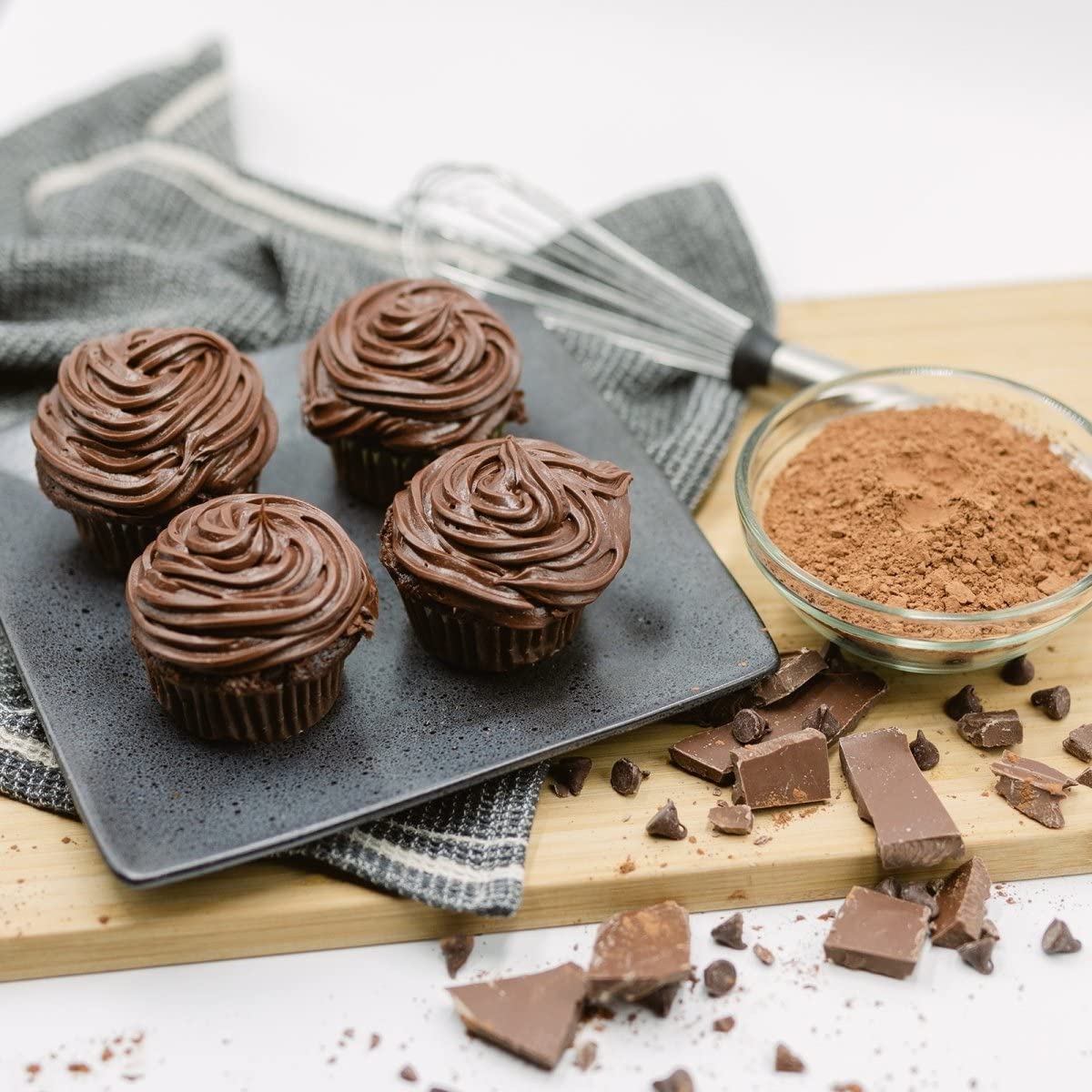 ProDough cupcake junto a mano para referencia de tamaño práctico