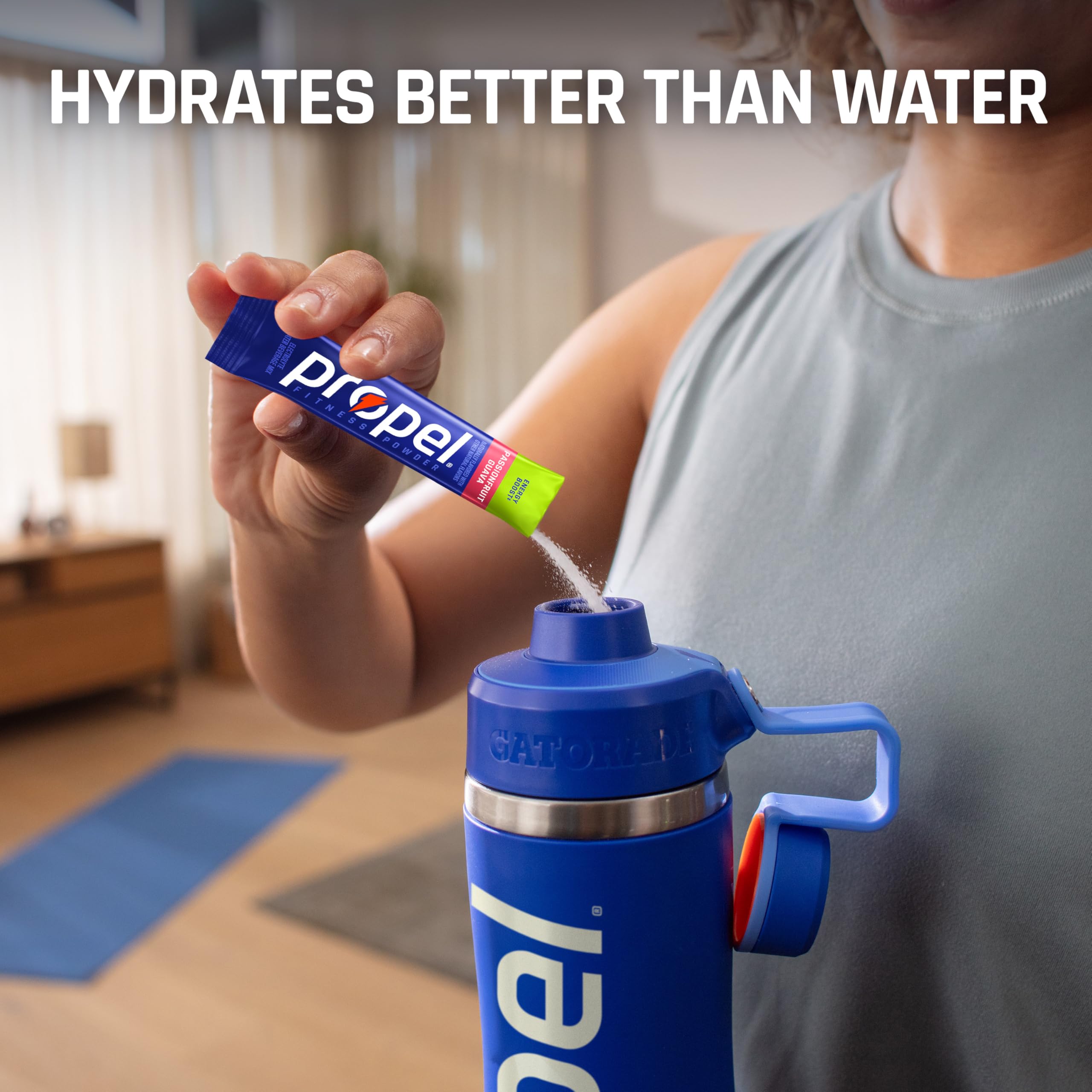 Propel bebida en gimnasio mostrando foco y recuperación