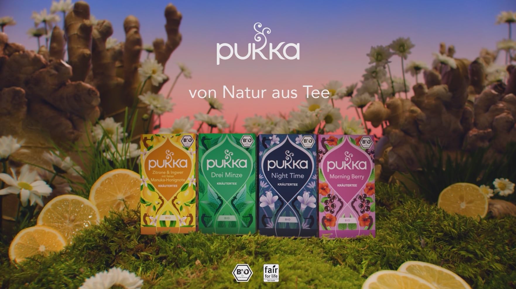 Pukka escena nocturna con taza en mesita creando ambiente relajante