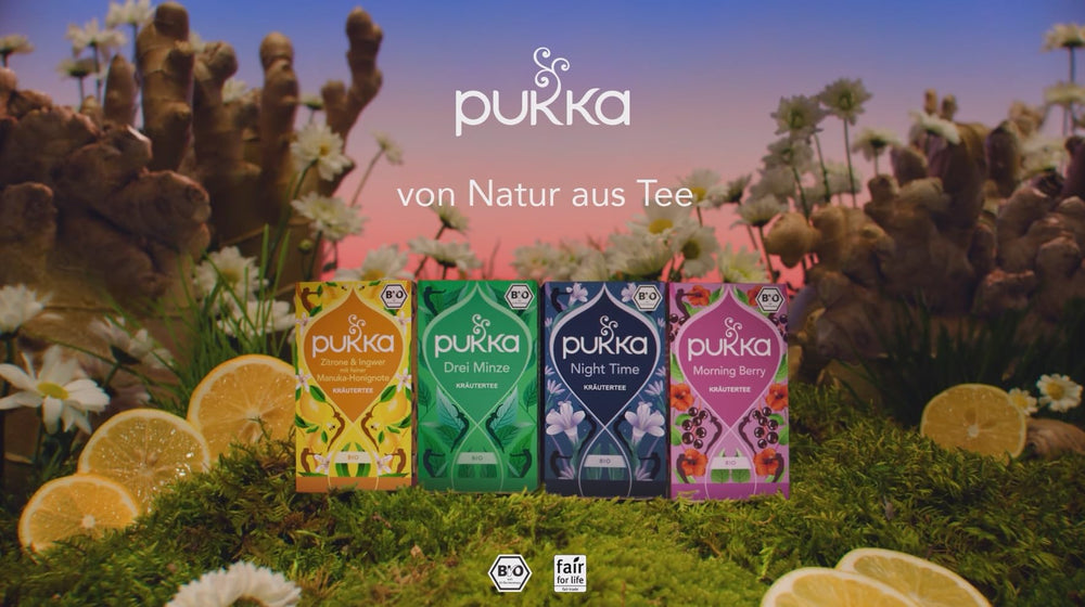 Pukka escena nocturna con taza en mesita creando ambiente relajante