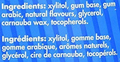 PUR Gum persona masticando chicle en restaurante, frescura instantánea