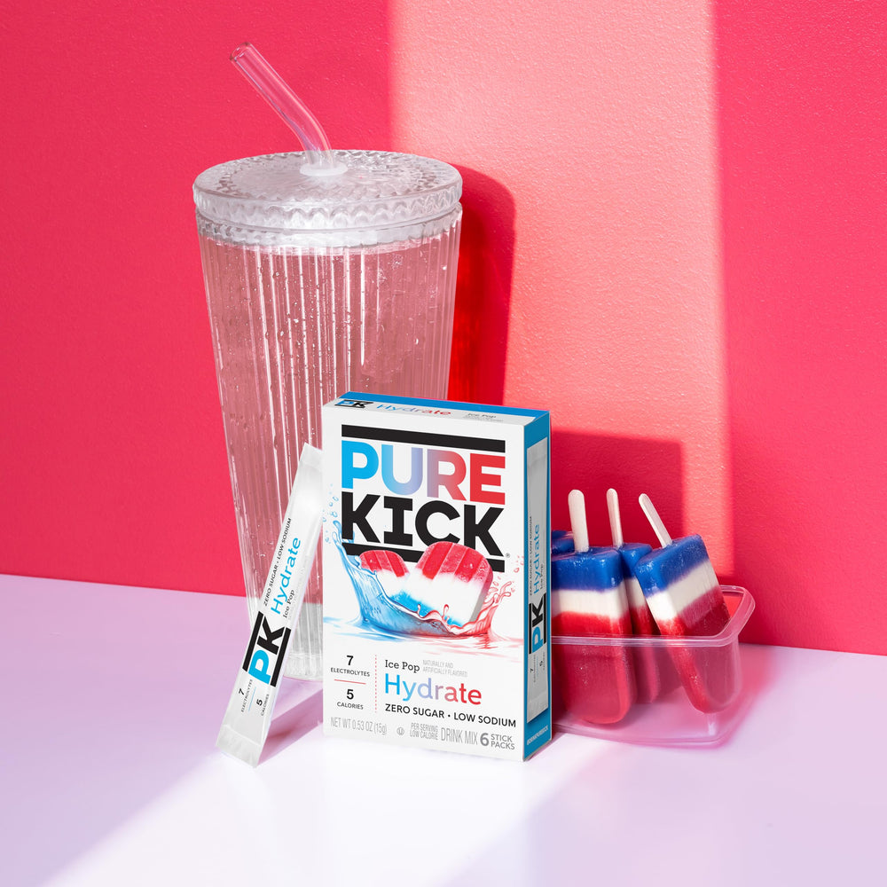 PURE KICK sobre individual abierto junto a botella listo para preparar bebida instantánea