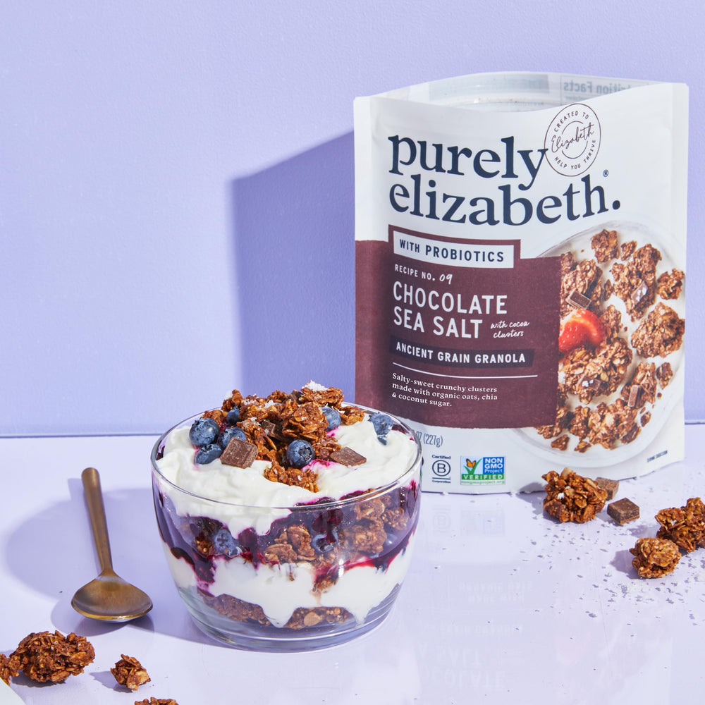 purely elizabeth mano sosteniendo bolsa para comparar tamaño y porción
