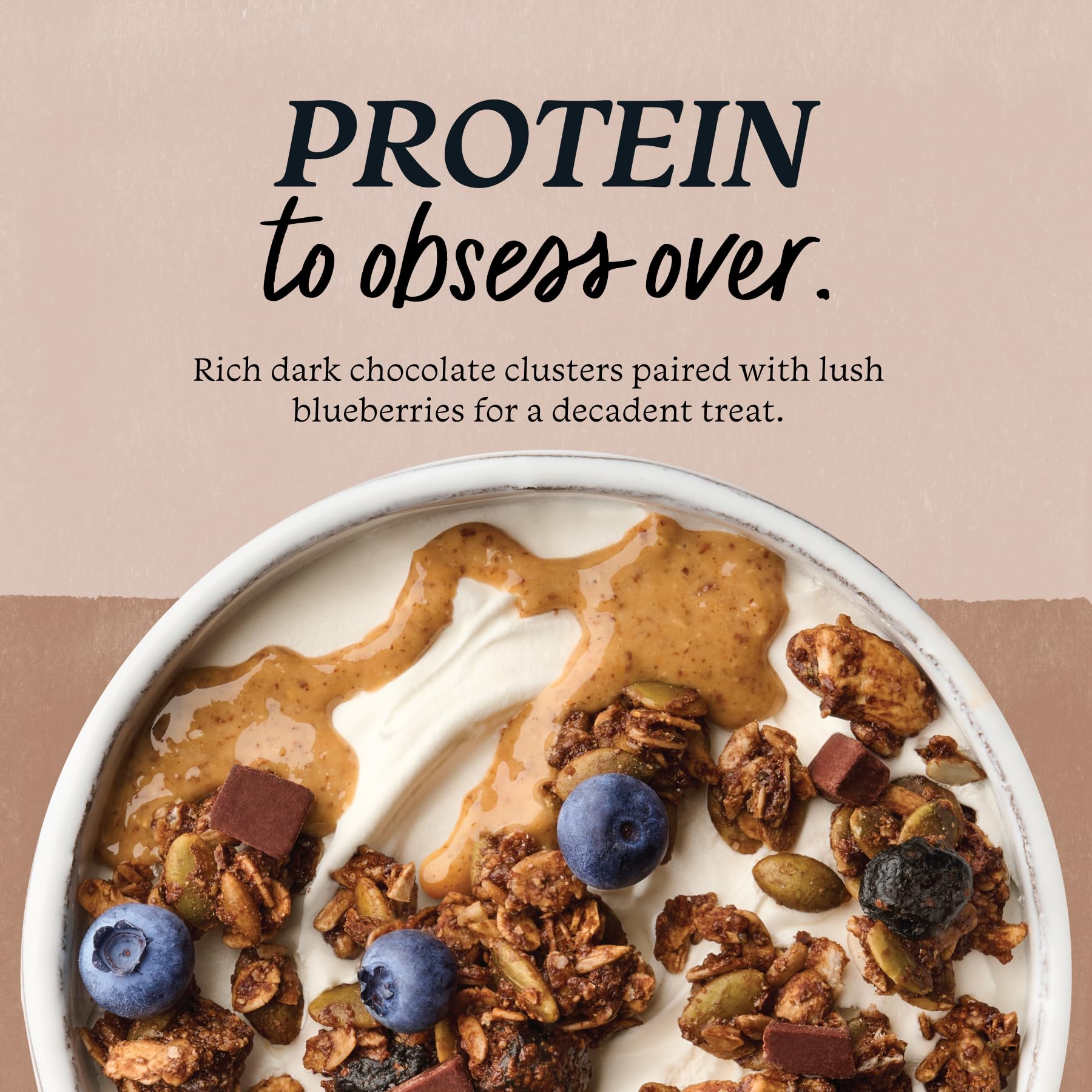 Purely Elizabeth granola servida sobre yogurt mostrando versatilidad en desayunos