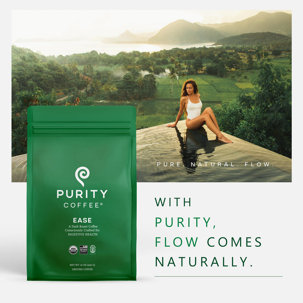 PURITY COFFEE EASE taza servida en mesa estilo de vida con beneficio digestivo