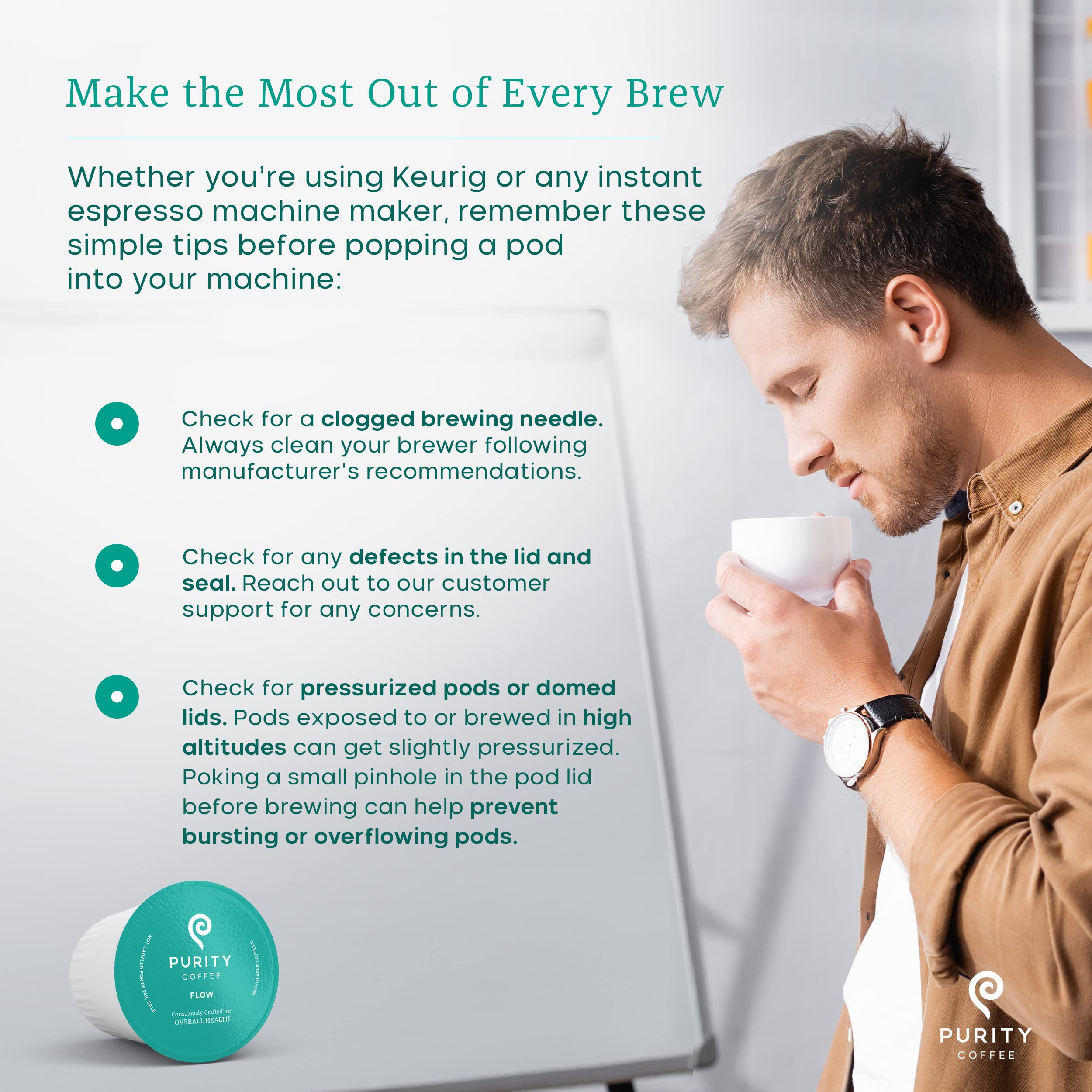 PURITY COFFEE cápsula al lado de una mano para comparar escala y tamaño práctico