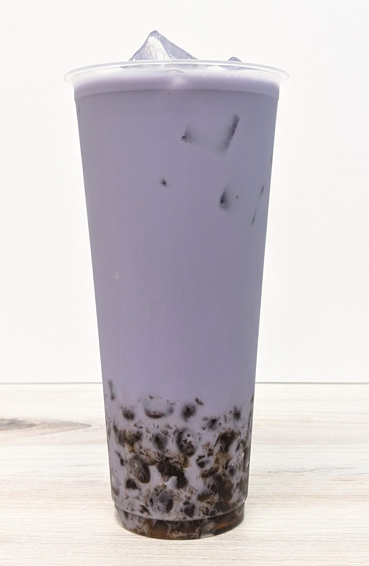 Escena de fiesta sirviendo bubble tea Qbubble, opción sencilla para reuniones