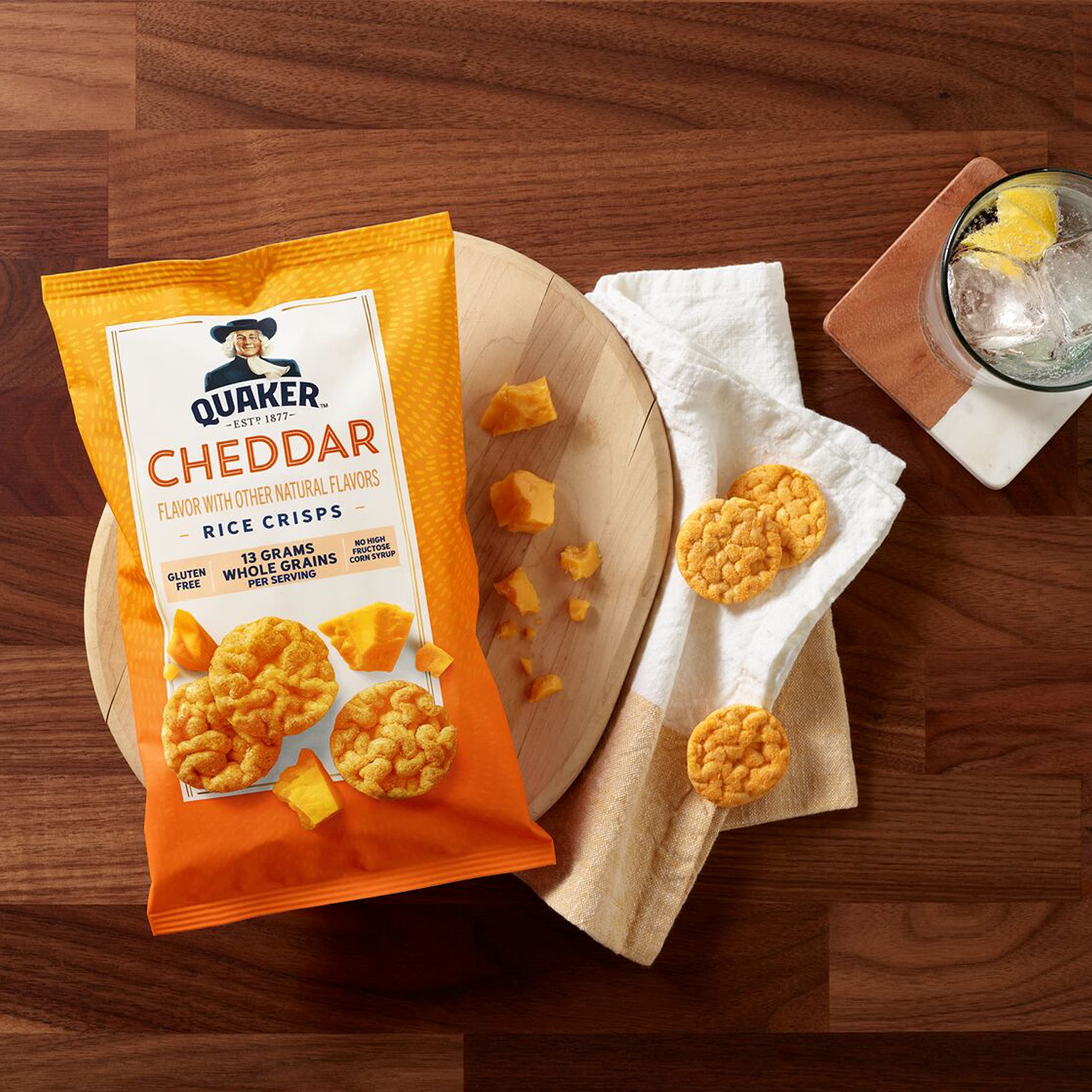 Quaker cheddar crocante en close-up, queso intenso y apetitoso