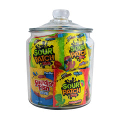 QUEEN CITY CANDY CAVE mano sosteniendo gomita para ver escala y tamaño divertido