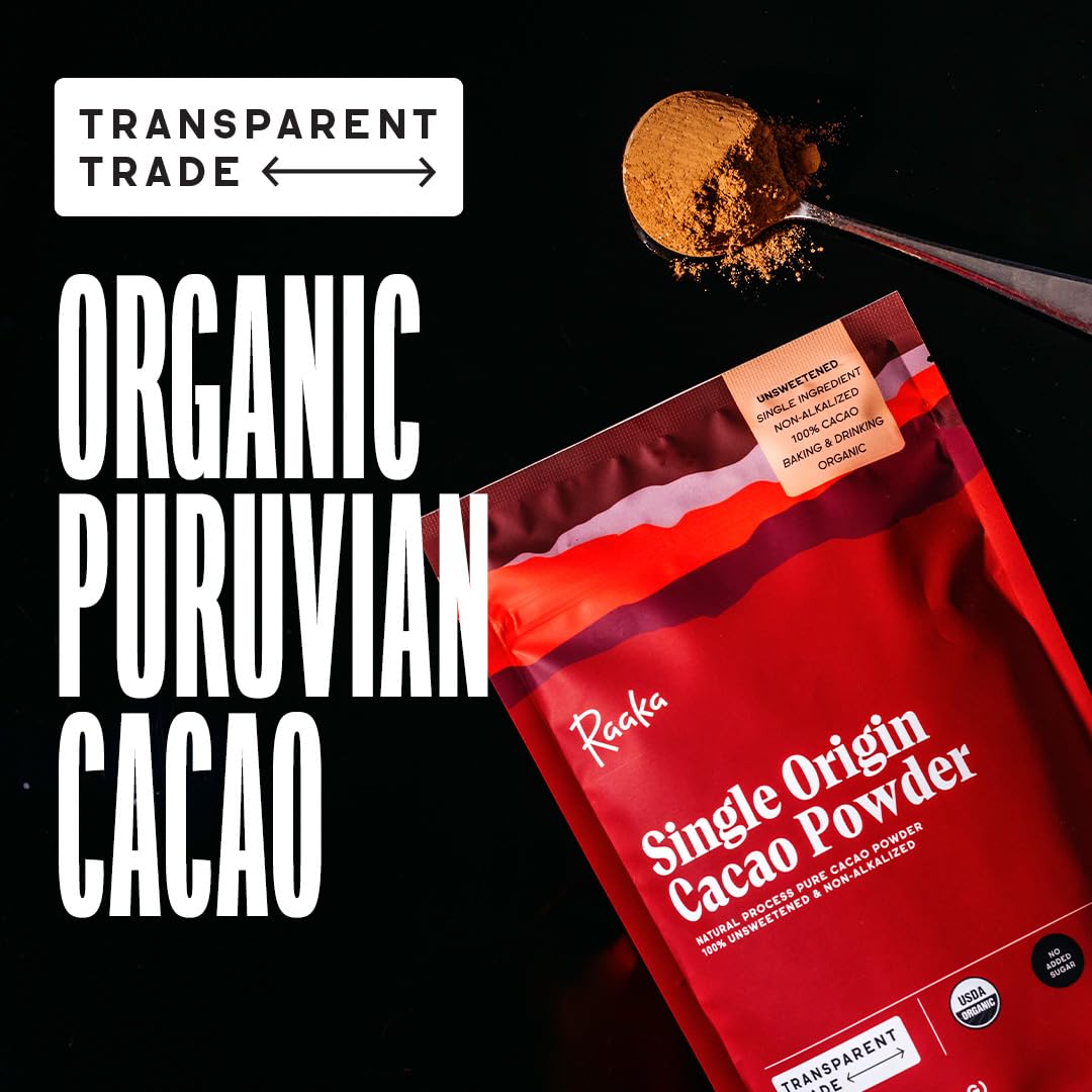 Raaka escena de cafetería con cacao en polvo usado en bebidas artesanales