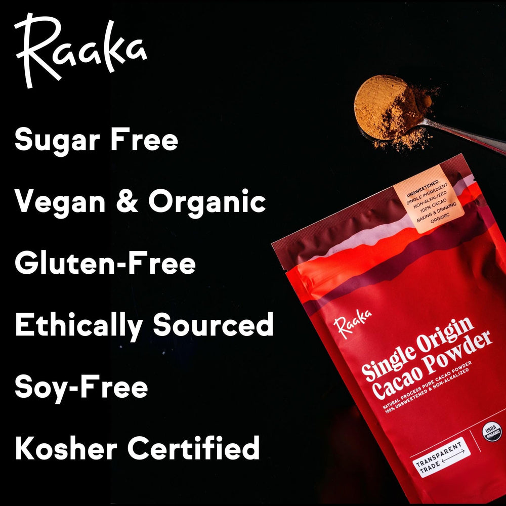 Raaka polvo de cacao en cuenco con cuchara medidora para porciones precisas