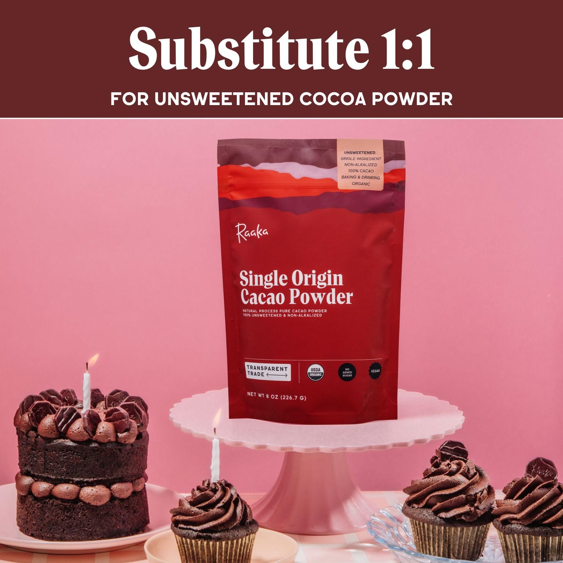 Raaka cacao espolvoreado sobre brownies caseros para sabor profundo