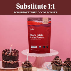 Raaka cacao espolvoreado sobre brownies caseros para sabor profundo