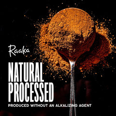 Raaka cacao en vaso de chocolate caliente con espuma, sabor intenso garantizado
