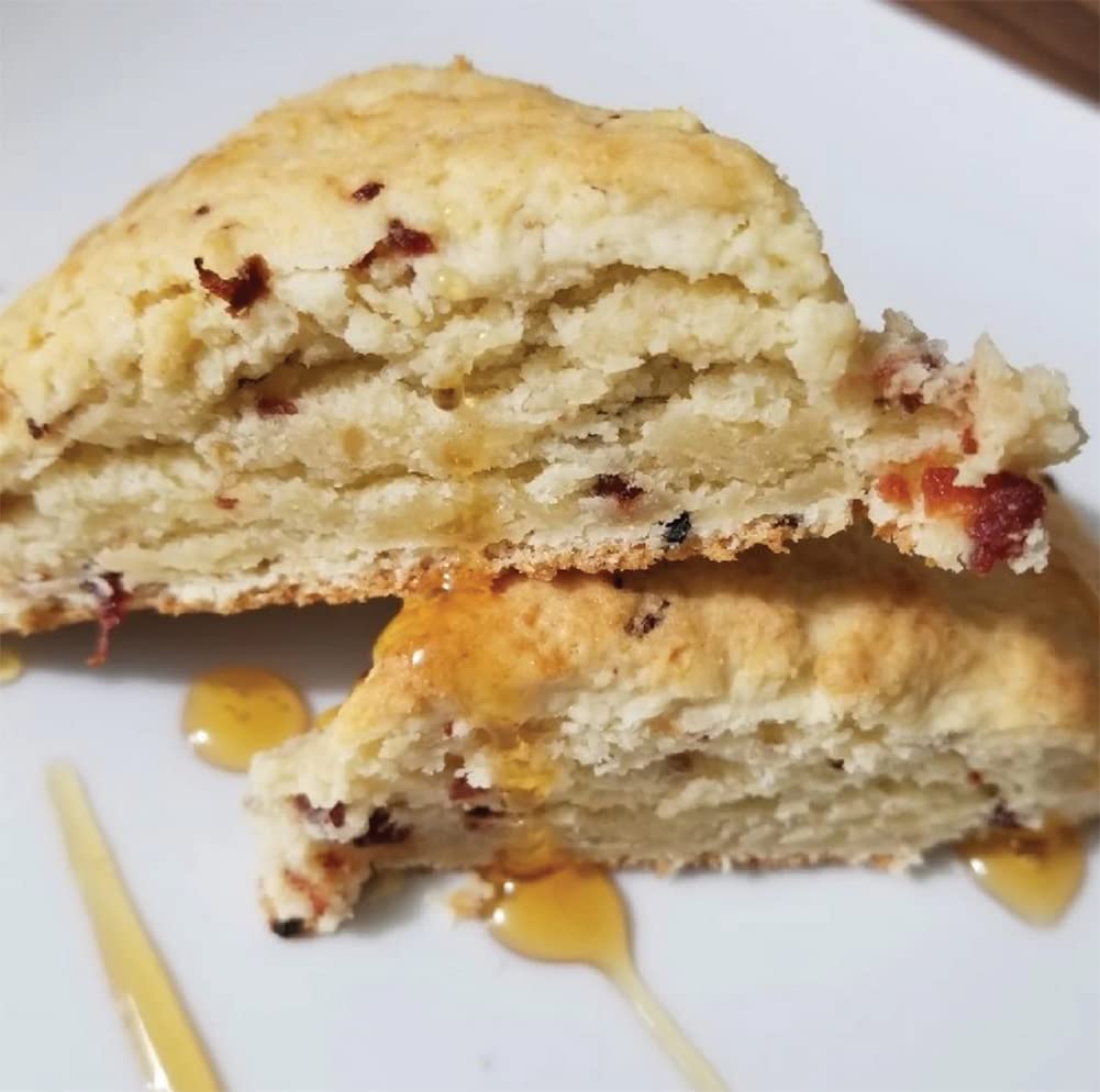 Rabbit Creek scone en mano para comparar tamaño, ideal para porciones personales