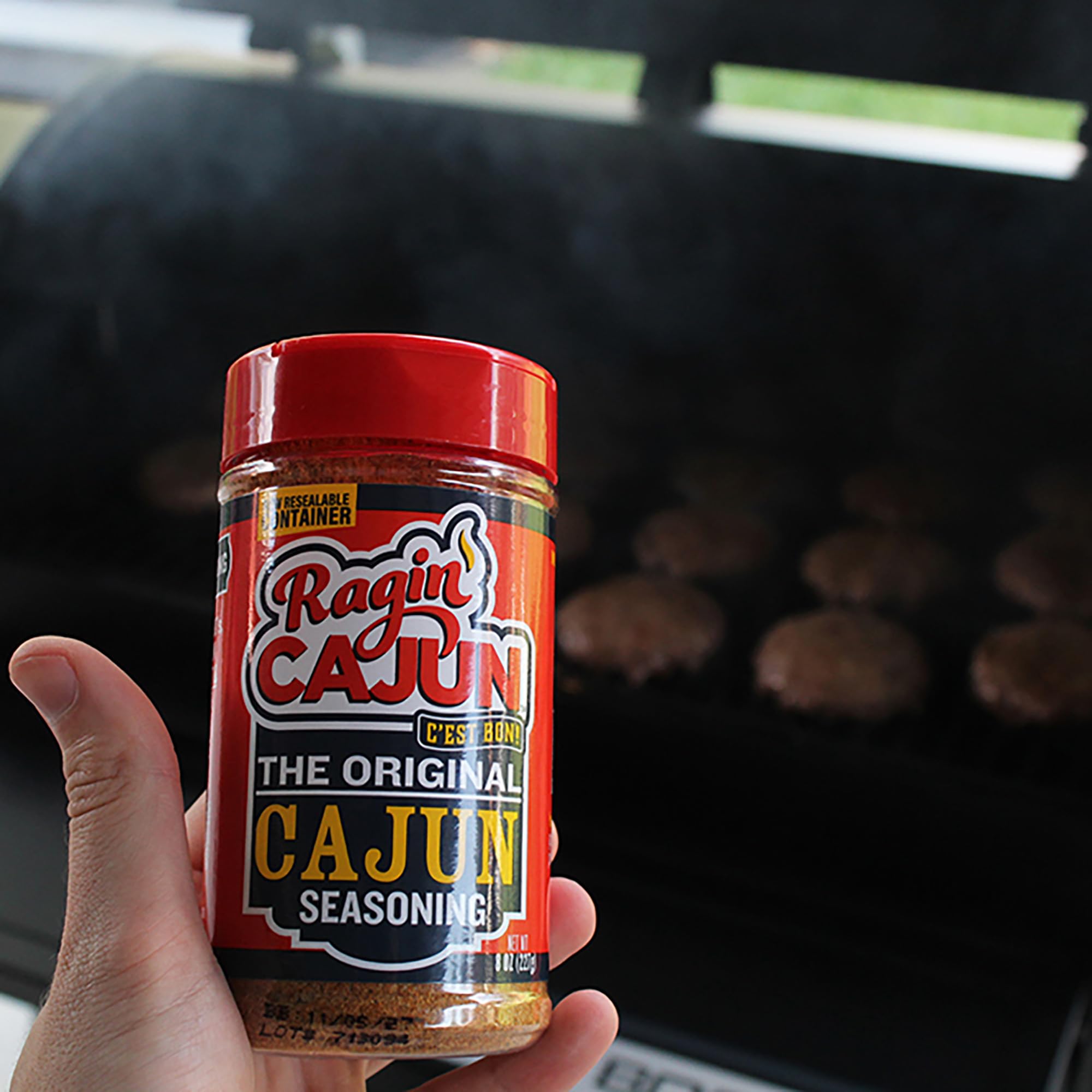 Ragin' Cajun junto a regla para comparar tamaño de frasco de 8 oz, fácil almacenamiento