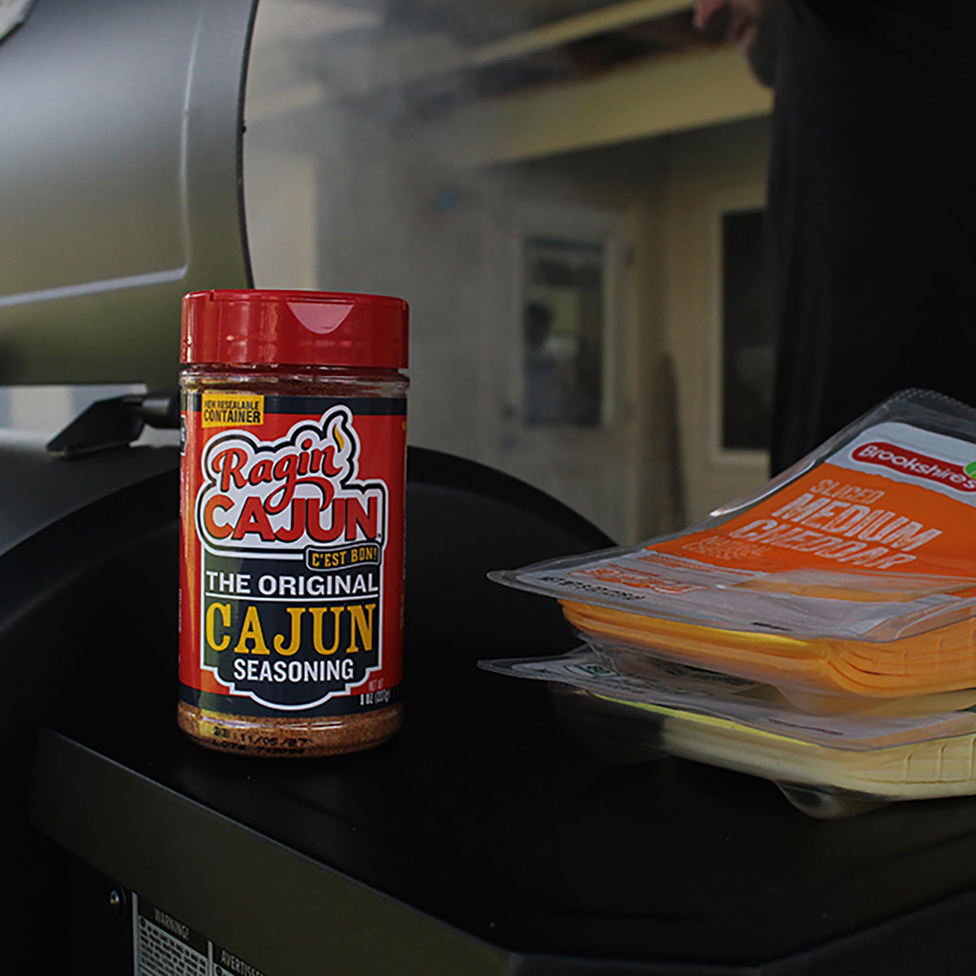 Ragin' Cajun tapa dispensadora abierta mostrando orificio de vertido práctico