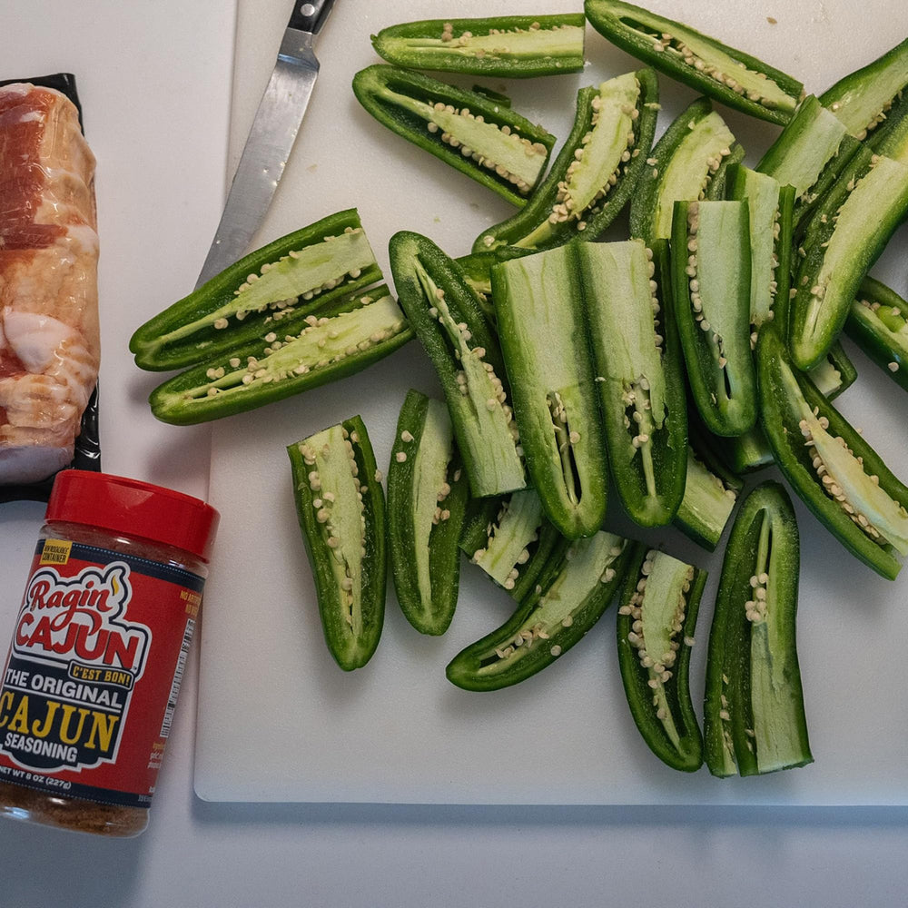Ragin' Cajun sazonando pollo asado dorado, aporta sabor cajún equilibrado
