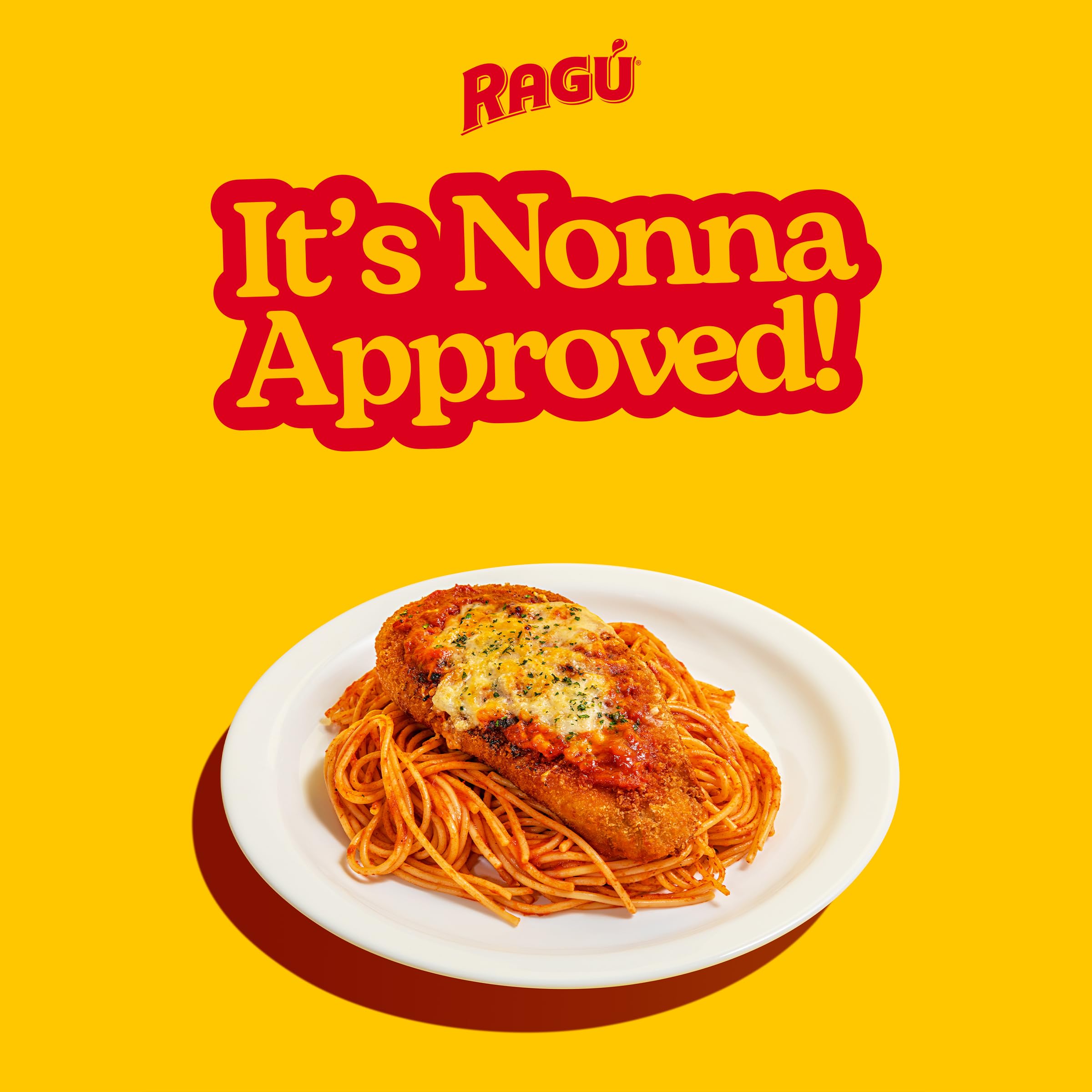 RAGÚ frasco abierto con cuchara sirviendo, listo para calentar y usar
