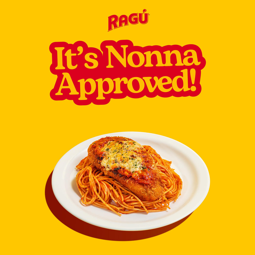 RAGÚ frasco abierto con cuchara sirviendo, listo para calentar y usar