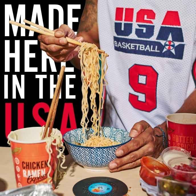 RAMEN EXPRESS paquete junto a una mano para comparar tamaño y porción individual