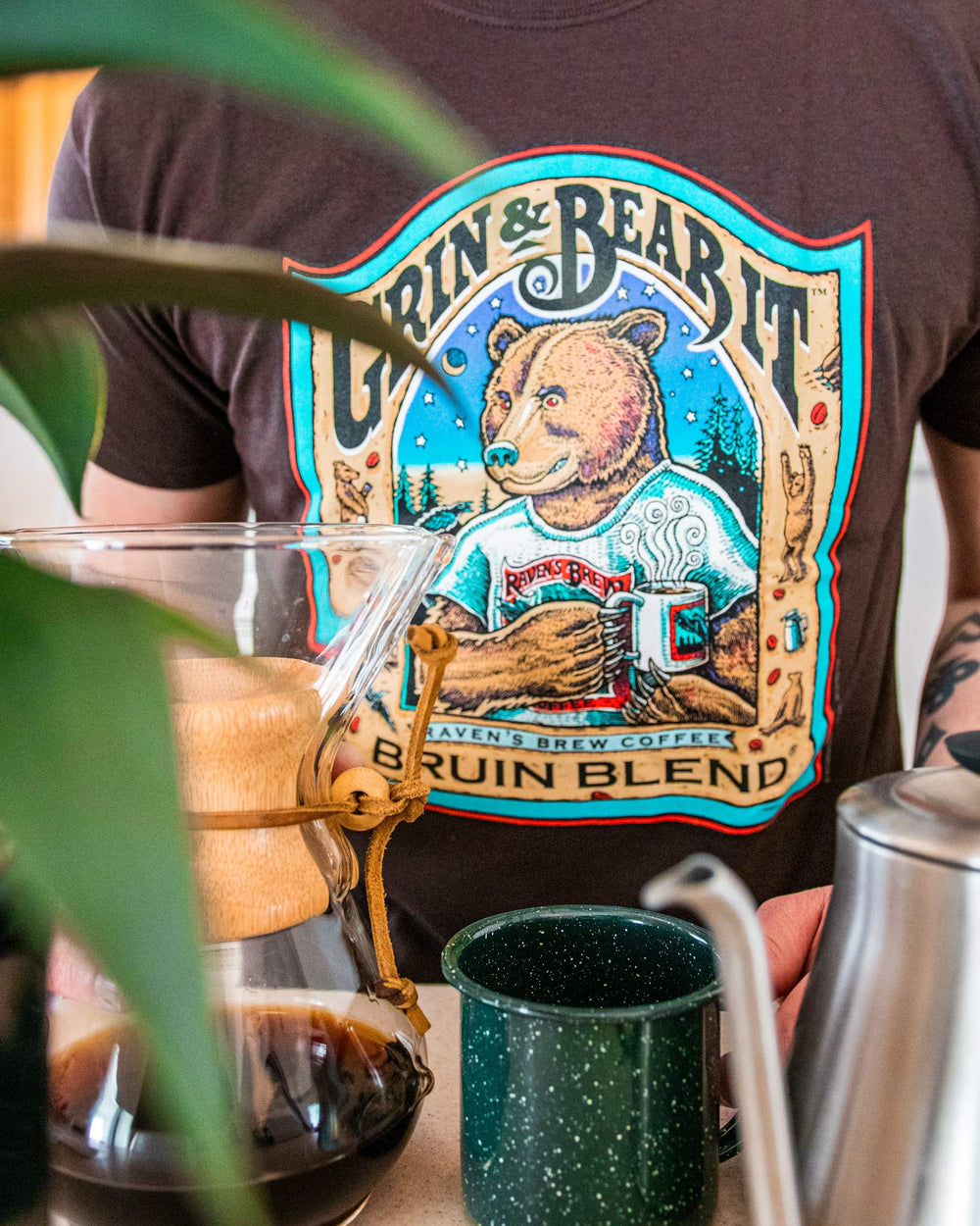 Raven's Brew bolsa junto a objeto de escala para apreciar tamaño y cantidad