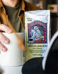 Raven's Brew taza de espresso resaltando cuerpo intenso y crema