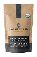 Raw Brewing Company paquete frontal de té negro orgánico mostrando etiqueta clara y cantidad