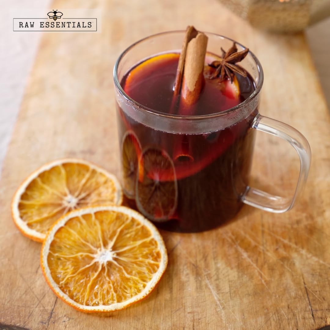 Raw Essentials rama de canela infusionando té para sabor intenso