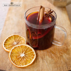 Raw Essentials rama de canela infusionando té para sabor intenso