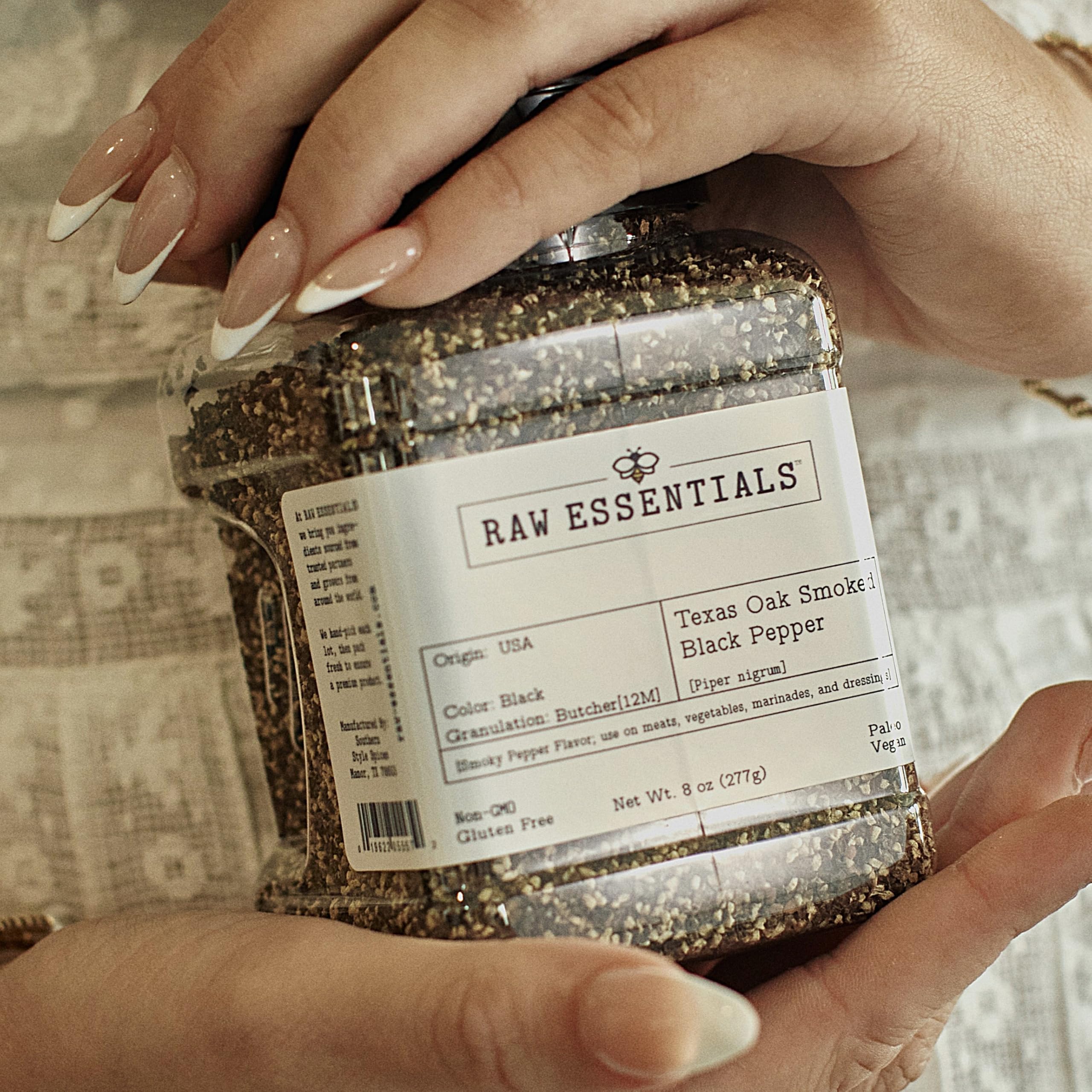 Raw Essentials detalle de humo de roble y gránulos que aportan aroma