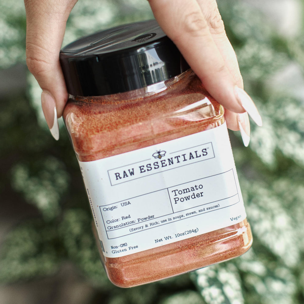 Raw Essentials envase 10 oz junto a comparador de tamaño, porción práctica
