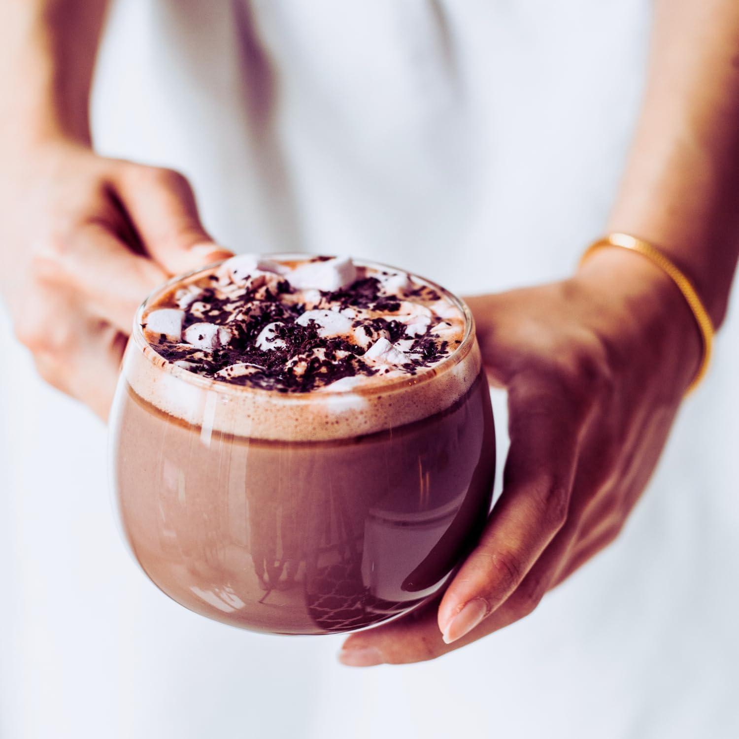 REAL COFFEE cápsula junto a regla para comparar tamaño y compatibilidad