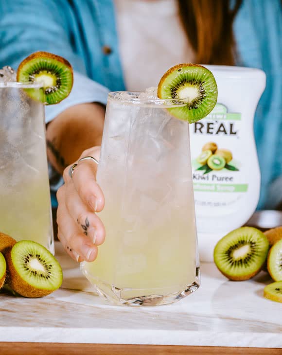 Reàl Infused Exotics botella exprimible con boquilla volcánica para vertido sin goteos