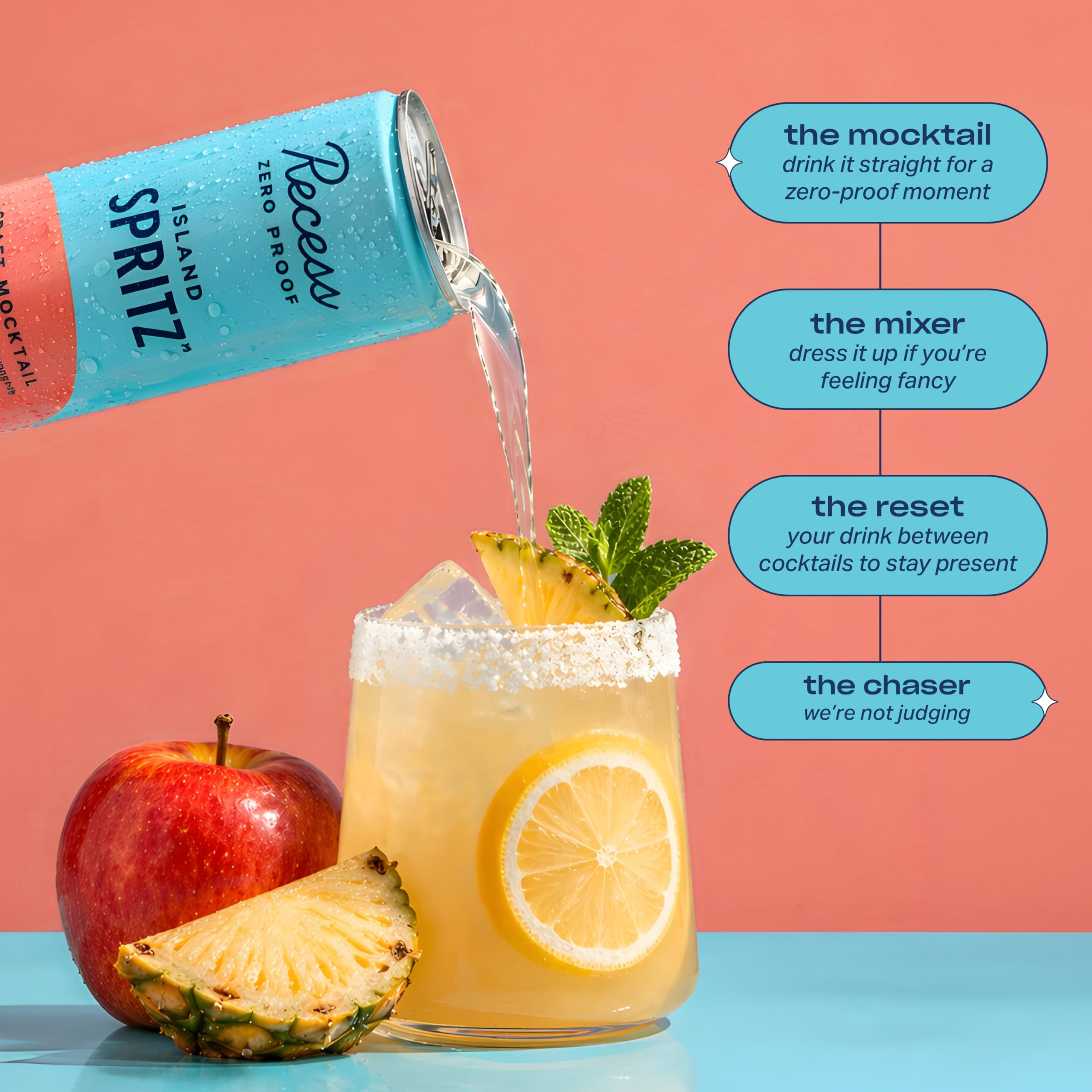 Recess bebida servida en vaso con hielo y rodaja de piña, refresco tropical