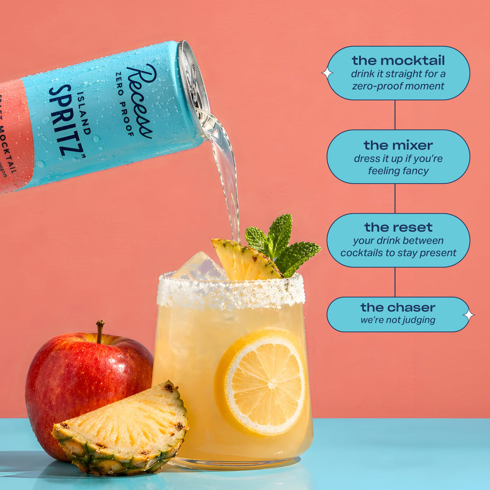 Recess bebida servida en vaso con hielo y rodaja de piña, refresco tropical