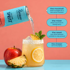 Recess bebida servida en vaso con hielo y rodaja de piña, refresco tropical