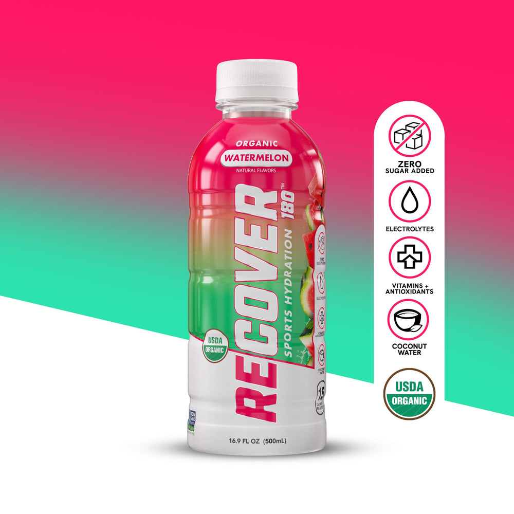 RECOV3R 180 botella junto a elementos deportivos para comparar tamaño