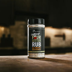 recteq Chef Greg's 4 Letter BBQ Rub junto a mano y utensilios para comparar tamaño y uso