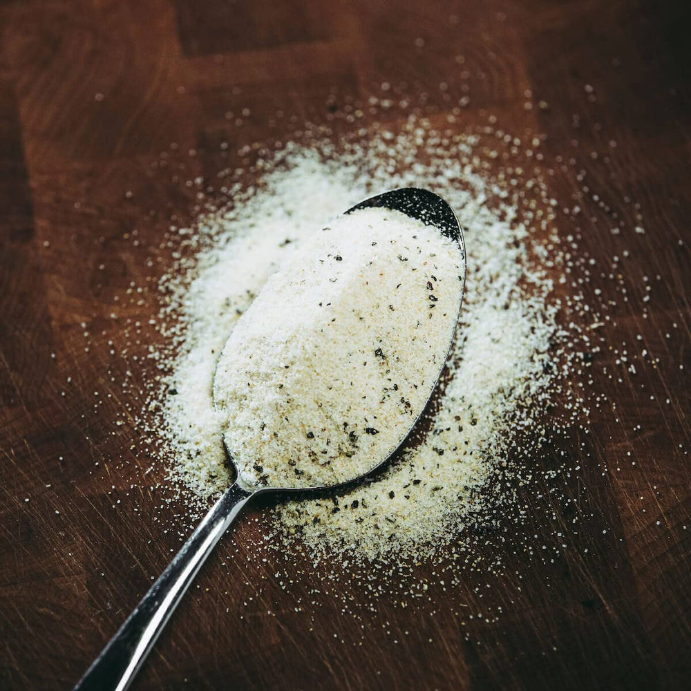 recteq Chef Greg's 4 Letter BBQ Rub aplicado en pieza de carne sobre parrilla aportando sabor