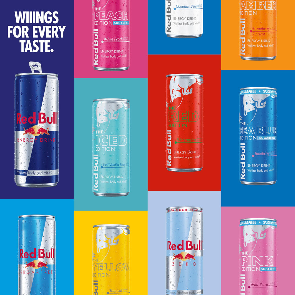 Lata de Red Bull abierta sobre hielo, refresco frío listo para beber