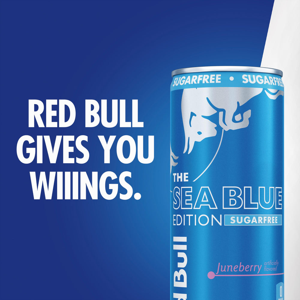 Red Bull Sea Blue lata junto al símbolo de reciclaje subrayando sostenibilidad