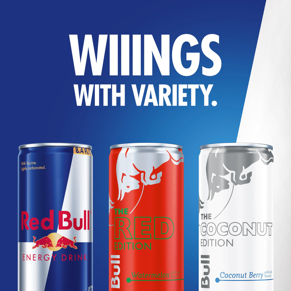 Red Bull en hielera en ambiente de fiesta en la playa, lista para compartir