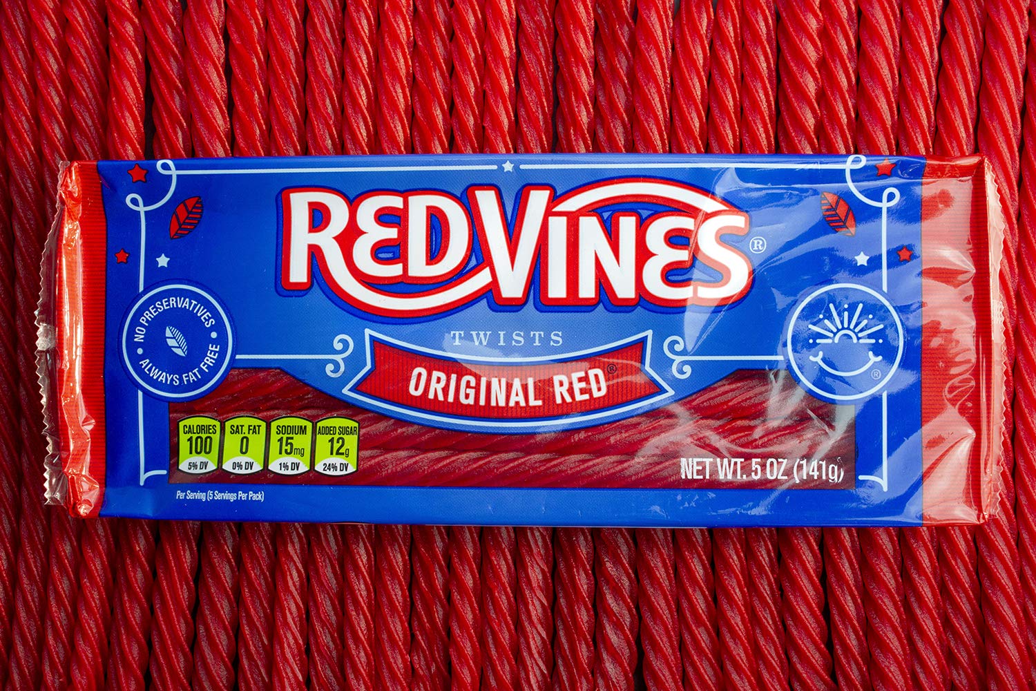 Red Vines bandeja junto a una mano para comparar tamaño y porción