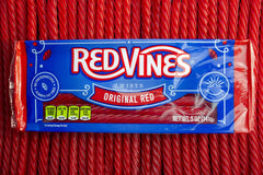 Red Vines bandeja junto a una mano para comparar tamaño y porción