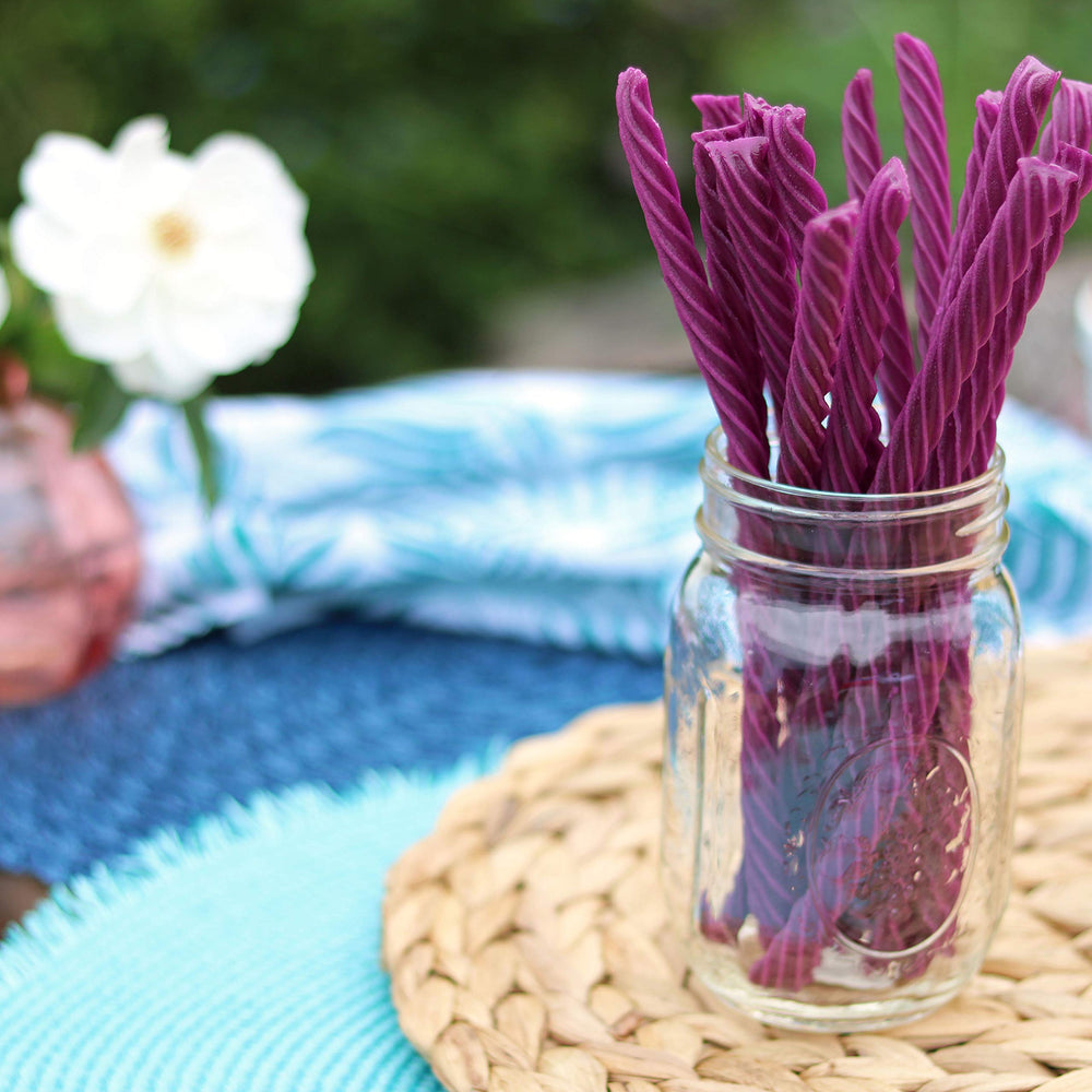 Mesa de fiesta con Red Vines en bandejas como opción de snack compartido