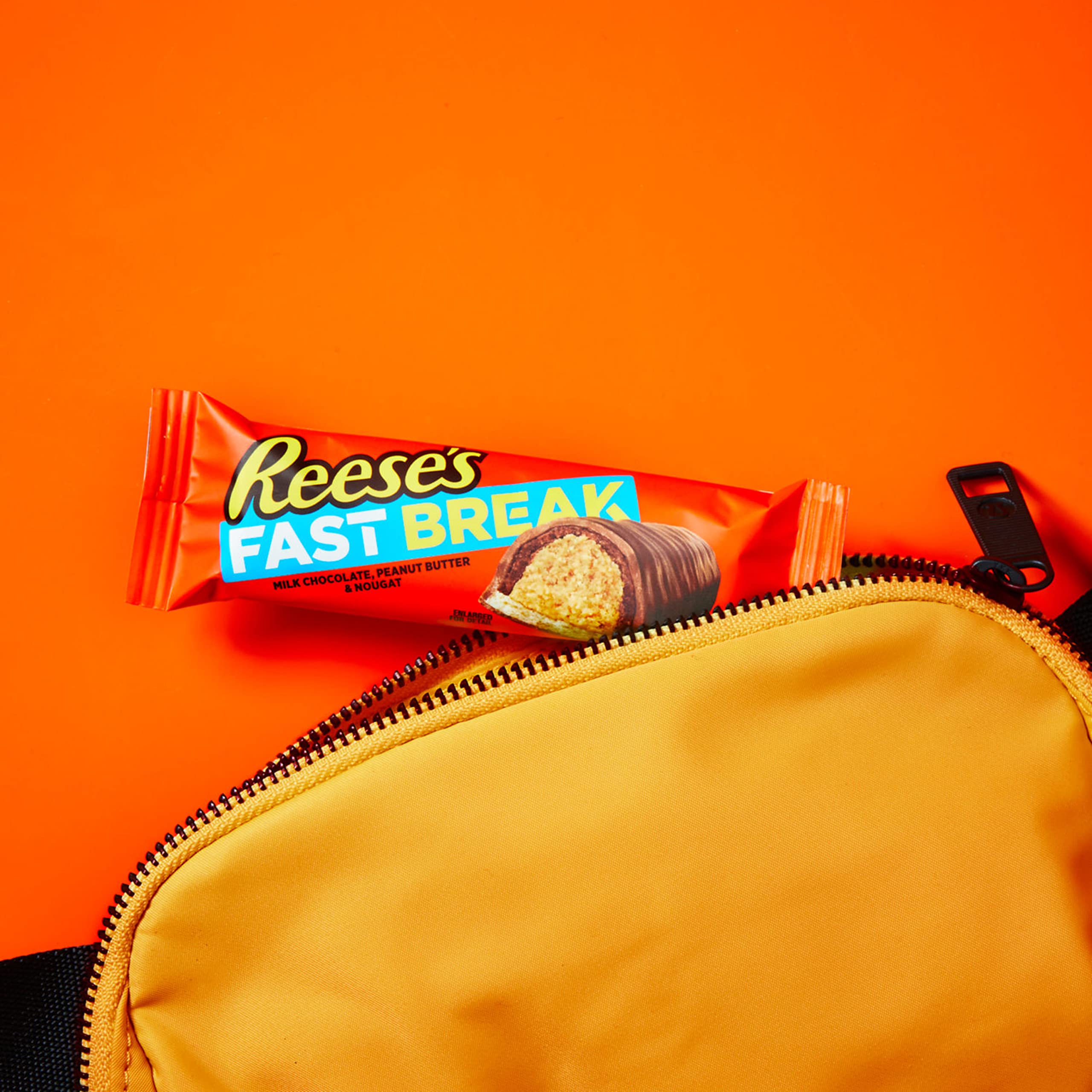 REESE'S barras apiladas en estante para almacenamiento a granel